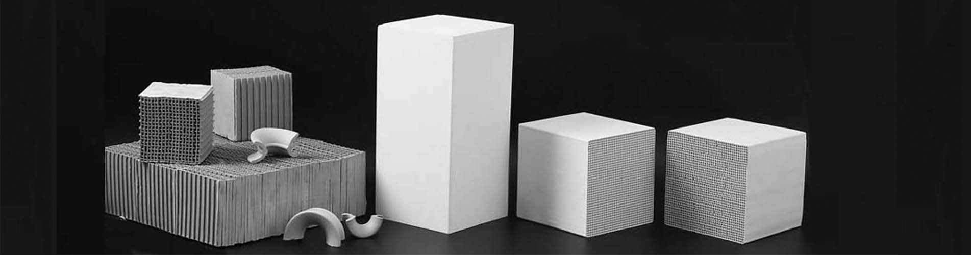 What important role does the honeycomb ceramic regenerator play in the regenerative thermal oxidizer RTO?